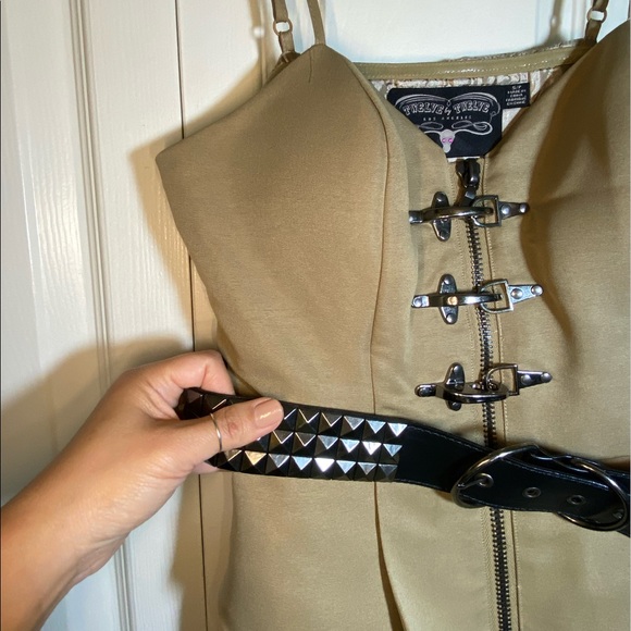 F21 Top with Hardware Clasps & Belt - Picture 4 of 6